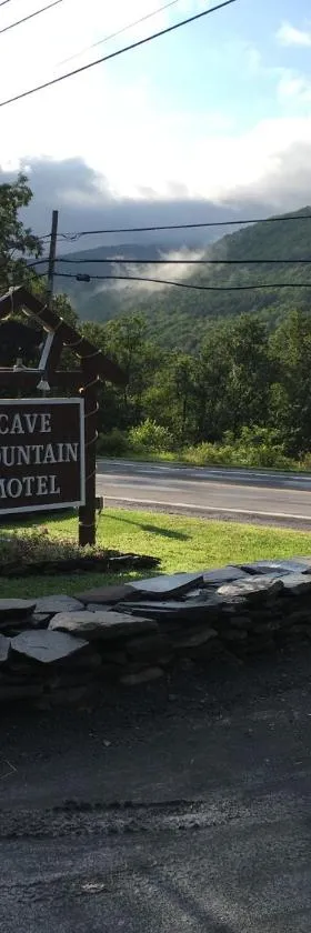 Cave Mountain Motel，位于温德姆的酒店
