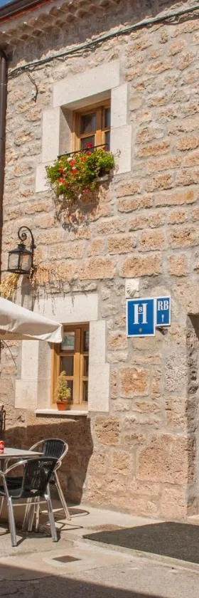 Hostal-Bar Restaurante "La Fuente"，位于Rabé de las Calzadas的酒店
