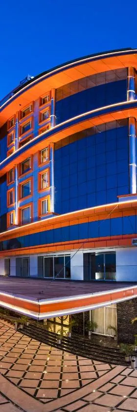 Hotel Benzz Park Vellore，位于韦洛尔的酒店