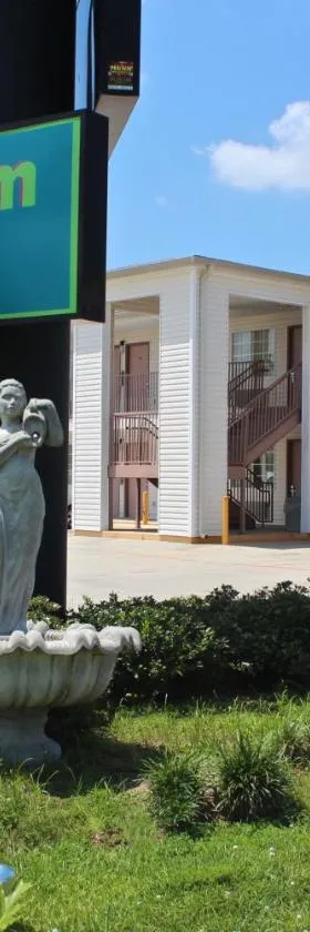 Carom Inn Denham Springs-BatonRouge，位于德纳姆斯普林斯的酒店