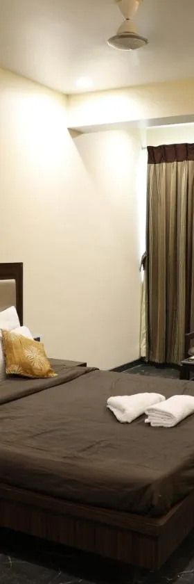 Hotel Jawahar，位于Ulhasnagar的酒店
