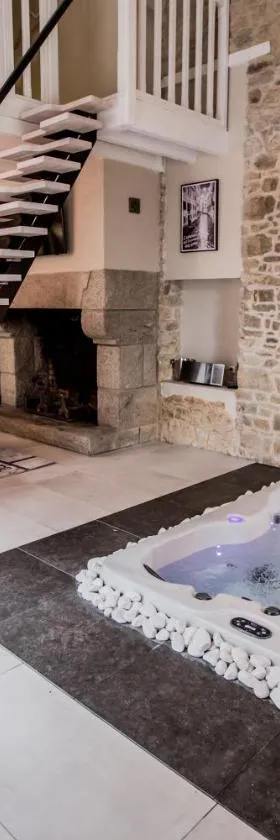 Au domaine des anges, 3 gîtes luxueux avec Jacuzzi privatif, sauna, mini-piscine, piscine extérieure chauffée en saison，位于班德布雷塔尼的酒店