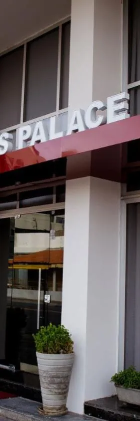 瑞斯皇宫酒店，位于彼得罗利纳的酒店