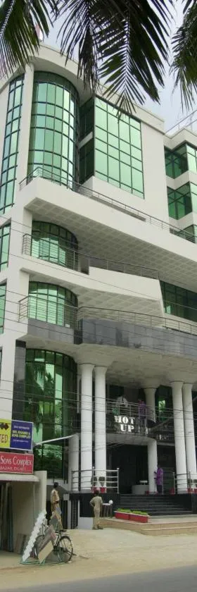 Hotel Supreme，位于巴纳内拉斯的酒店