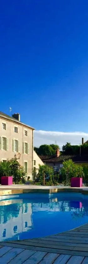 Maison Hirondelles Hôtes，位于Mézières-sur-Issoire的酒店