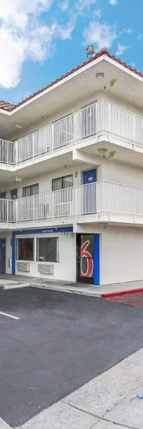 沃森维尔6号汽车旅馆 - 蒙特利区，位于沃森维尔的酒店