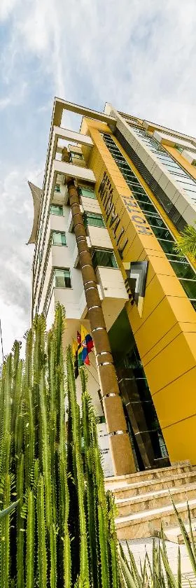Hotel Titanium Plaza，位于巴兰卡韦梅哈的酒店