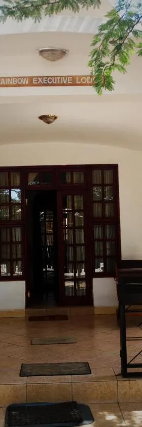 彩虹行政山林小屋，位于Boma la Ngombe的酒店
