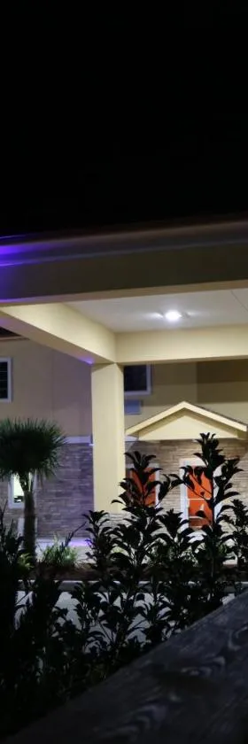 Scottish Inn & Suites - IAH Airport，位于亨博尔的酒店