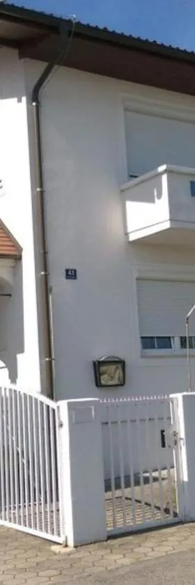 Pension Weinberg，位于滨湖默尔比施的酒店