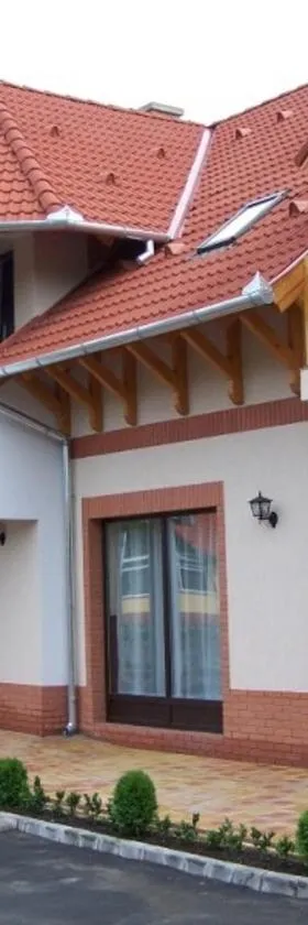 盖尔耶城堡酒店加餐厅，位于Tápiógyörgye的酒店