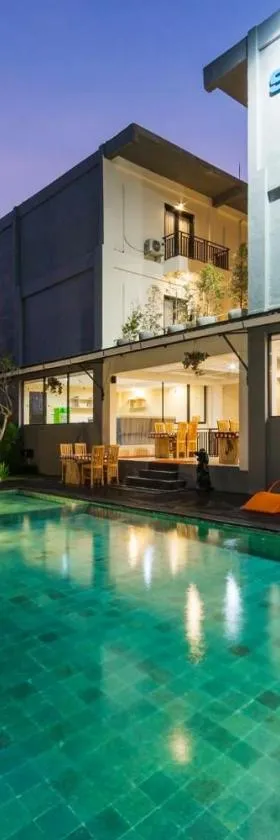 RedDoorz Plus near Mall Bali Galeria 2，位于登巴萨的酒店
