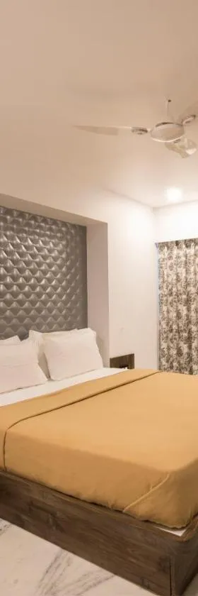Hotel Sanmukh By Adamo，位于纳特杜瓦拉的酒店