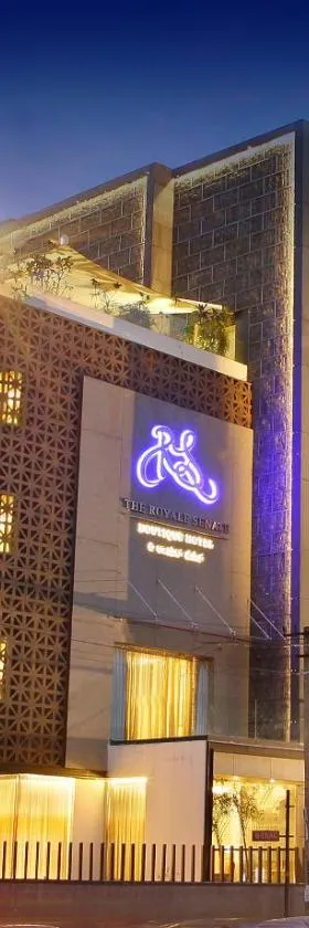 班加罗尔皇家参议院马场酒店，位于班加罗尔的酒店