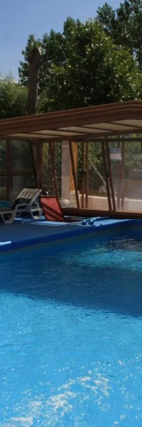 Isis de Cuenca Alojamiento Superior con piscina，位于阿卡斯的酒店