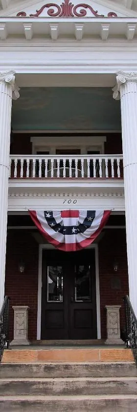 South Broadway Manor B&B - Near Fallingwater, Ohiopyle State Park, Hiking & Biking trails GAP，位于Scottdale的酒店