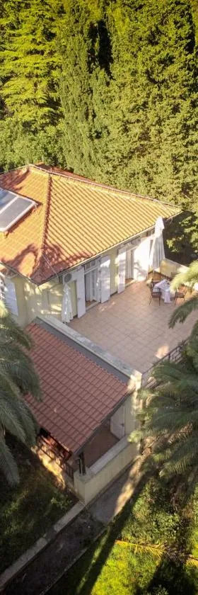 Rosemary Apartments & Rooms，位于木洛希尼的酒店