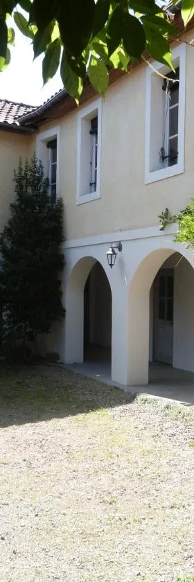 德劳特尔科特住宿加早餐旅馆，位于Garlin的酒店