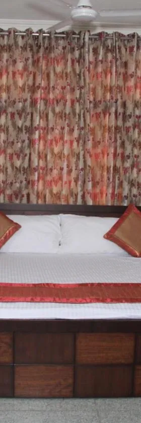Hotel Silk，位于哈尔德瓦尼的酒店