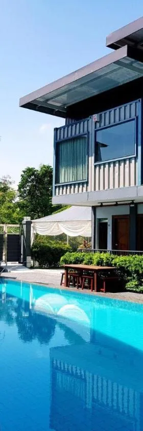 Kluang Container Swimming Pool Hotel，位于居銮的酒店