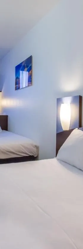 Hôtel The Originals Access - proche centre-ville - Gare - parking - recharge véhicule，位于布尔日的酒店