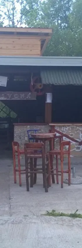 伊沃娜简易别墅露营地，位于Bastasi的酒店