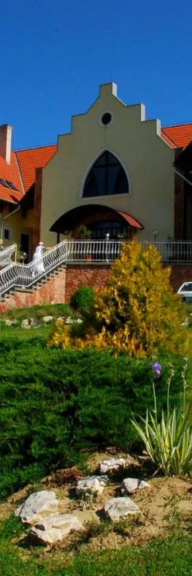 Békesség Szigete, Klasszik Apartman，位于Súr的酒店