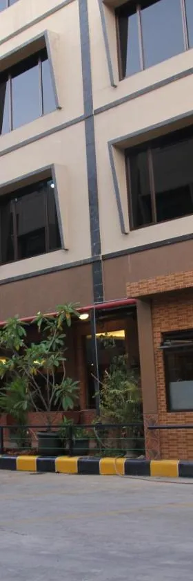 RedDoorz Plus near Soekarno Hatta Airport 2，位于当格浪的酒店