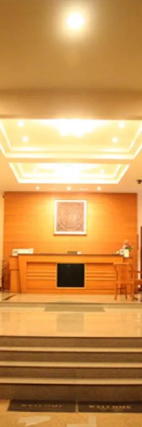 普拉初阿普广场酒店，位于班武里府的酒店