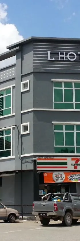 L酒店，位于Simpang Renggam的酒店