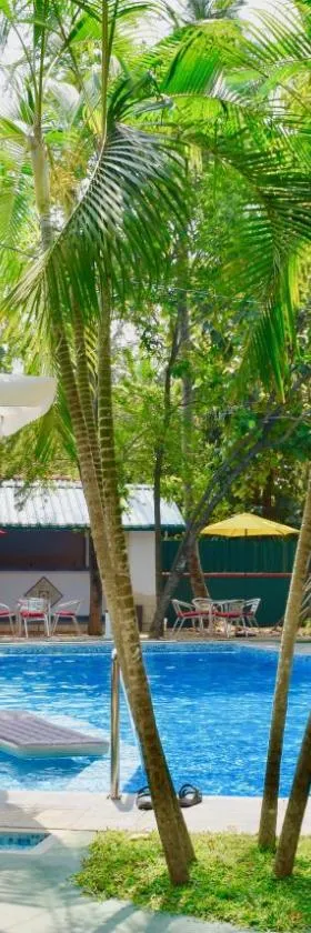 Rico Shadow Guest House & Restaurant，位于瓦伊卡尔的酒店
