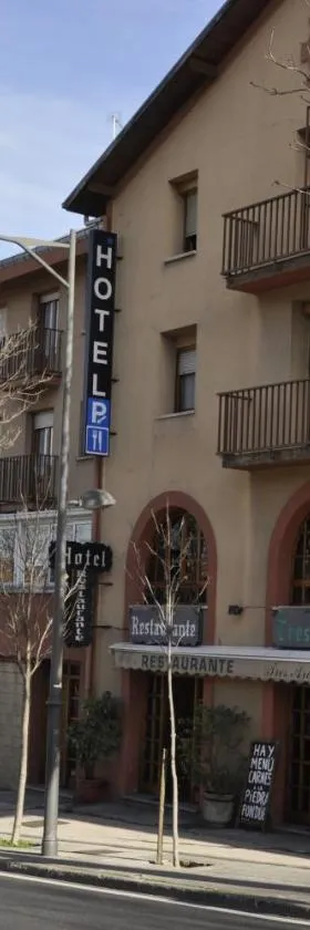 Hotel Tres Arcos，位于圣洛伦索-德埃斯科里亚尔的酒店