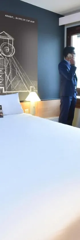 沙勒罗瓦机场布鲁塞尔南宜必思酒店，位于沙勒罗瓦的酒店