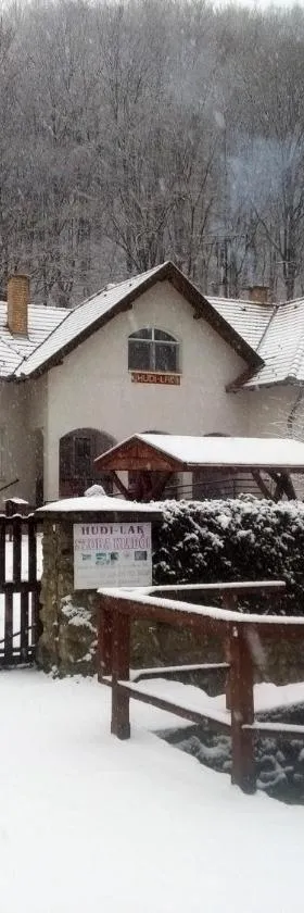 Hudi-Lak Vendégház，位于Háromhuta的酒店
