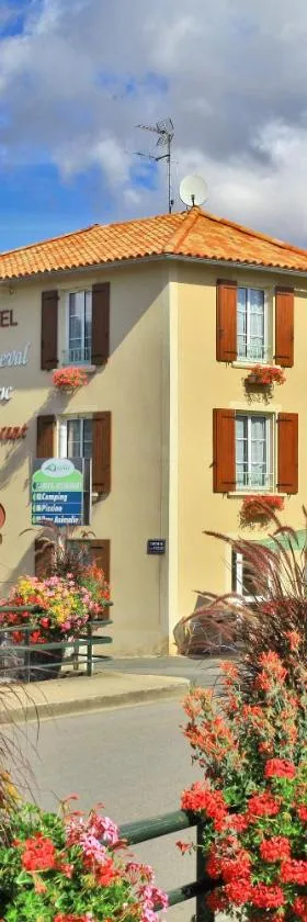 Logis Hôtel & Restaurant Le Cheval Blanc et Clovis，位于武耶的酒店