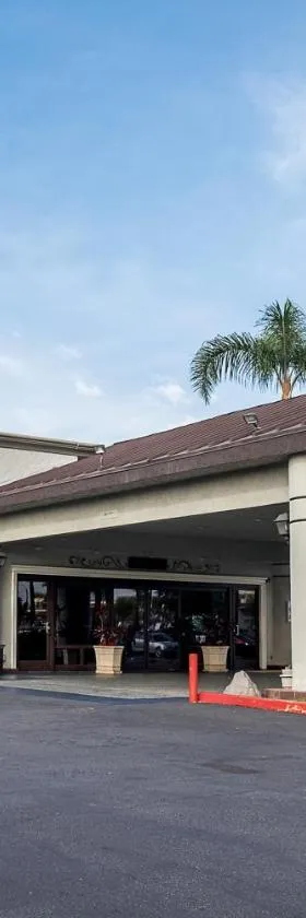 富勒顿阿纳海姆豪生酒店及会议中心，位于福乐顿市的酒店