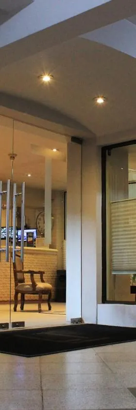 拉斯特拉萨斯商务酒店，位于奇廉的酒店