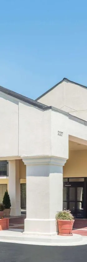 格里芬贝蒙特旅馆套房酒店，位于格里芬的酒店