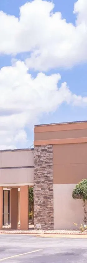 西梅肯华美达酒店，位于梅肯的酒店