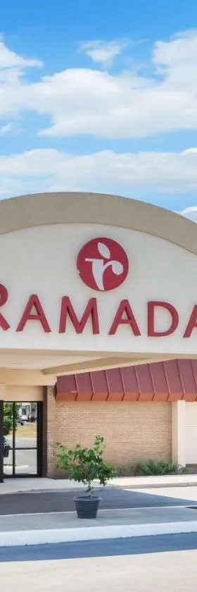 Ramada by Wyndham Watertown Thousand，位于沃特敦的酒店