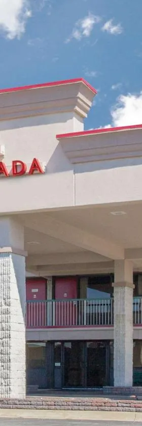 Ramada by Wyndham Edgewood Hotel & Conference Center，位于埃奇伍德的酒店