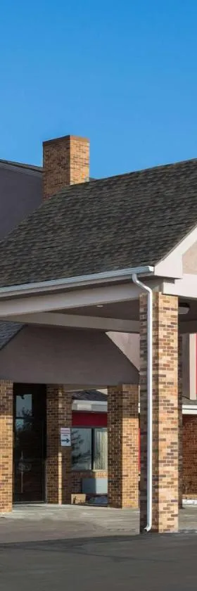 普拉特市KCI机场华美达汽车旅馆，位于Platte City的酒店