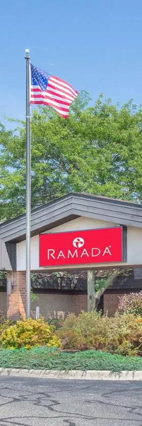 沃帕卡华美达酒店，位于Waupaca的酒店