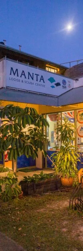 Manta Lodge & Scuba Centre，位于波因特卢考特的酒店