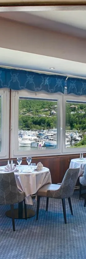 Hôtel Le Bellevue，位于Les Roches-de-Condrieu的酒店