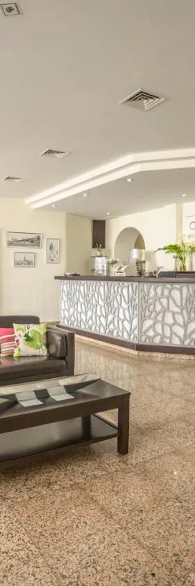 Hotel Oasis Familiar，位于赫雷斯德洛斯卡瓦列罗斯的酒店