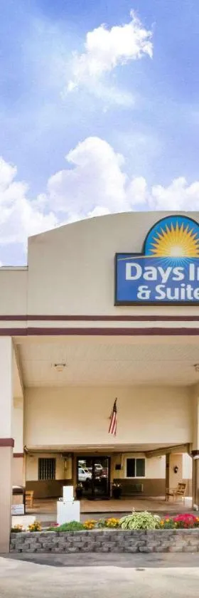 Days Inn & Suites by Wyndham Bridgeport - Clarksburg，位于布里奇波特的酒店