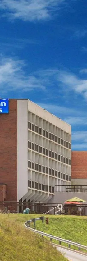 Days Inn & Suites by Wyndham Sutton Flatwoods，位于Sutton的酒店