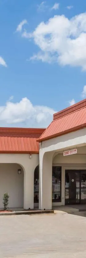 珍珠城/杰克逊机场戴斯酒店，位于珀尔的酒店