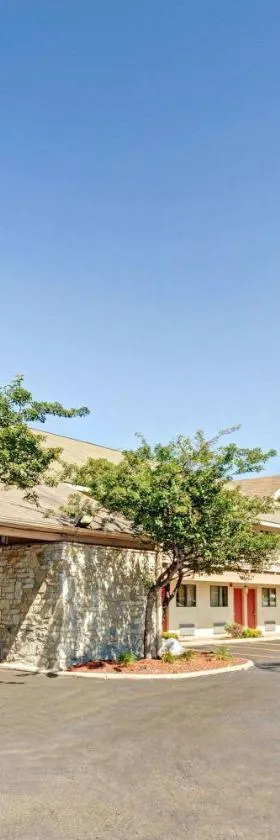 Days Inn & Suites by Wyndham Monroe，位于门罗的酒店